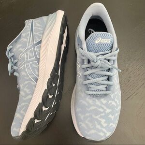 ASICS Gel Excite 8 running shoes (like NEW!)